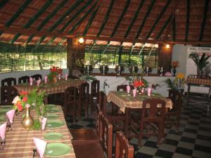 Un restaurant u otro lugar para comer en MC Resort Wildlife Resort Bandipur