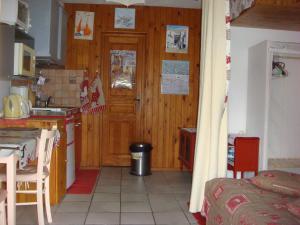 una cucina con porta in legno e tavolo di Studio avec solarium a Bourg-Saint-Maurice