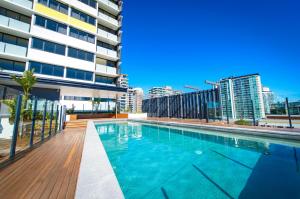 une piscine sur le toit d'un bâtiment dans l'établissement Alcyone Hotel Residences, à Brisbane