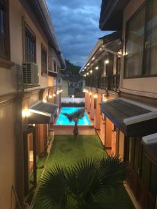 Jasmine Luangprabang Hotel tesisinde veya buraya yakın yüzme havuzu