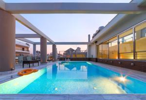 une piscine sur le toit d'un bâtiment dans l'établissement Comfy Boutique Hotel, à Kalamata