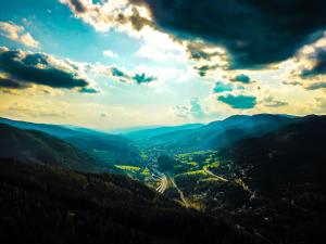 widok na dolinę w górach pod pochmurnym niebem w obiekcie Steirer-Apartment Semmering w mieście Semmering