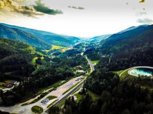 z góry widok na dolinę z drogą i rzeką w obiekcie Steirer-Apartment Semmering w mieście Semmering