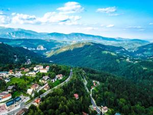 z góry widok na miasto w górach w obiekcie Steirer-Apartment Semmering w mieście Semmering