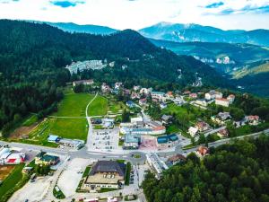 z góry widok na miasto w górach w obiekcie Steirer-Apartment Semmering w mieście Semmering