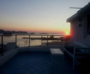 einen Blick auf den Sonnenuntergang vom Balkon eines Hauses in der Unterkunft la mansarda sul Porto in Ponza