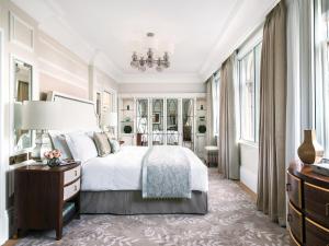 Voodi või voodid majutusasutuse The Langham London toas