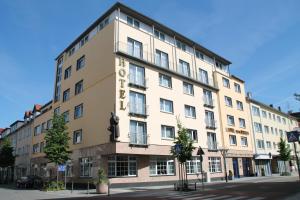 um grande edifício com uma placa no lado em Trip Inn Hotel Zum Riesen Hanau em Hanau am Main