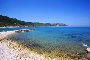 vistas a una playa con rocas y agua en Fortino Napoleonico en Ancona