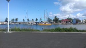 un puerto deportivo con barcos en el agua y una calle en studio sympa, en Port-Louis