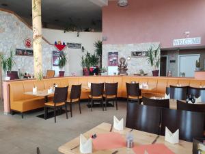 a restaurant with tables and chairs and a bar at Sunny´s Hotel & Residence in Mainz