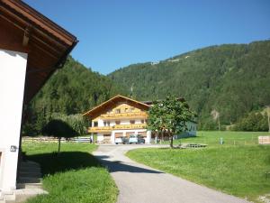 un grande edificio di fronte a una montagna di Pension Wiesenhof a Campo di Trens