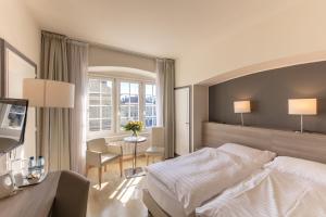 A bed or beds in a room at Hôtel de la Rose