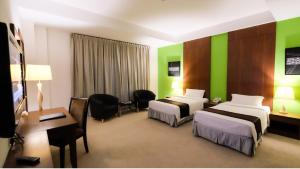 Times Hotel Brunei में एक कमरे में एक या कई बेड