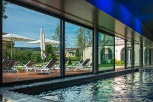 The swimming pool at or close to Château & Spa de la Cueillette