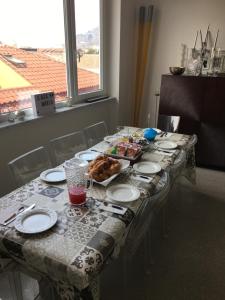 uma mesa com pratos e comida em cima em Casa Maria em Salerno