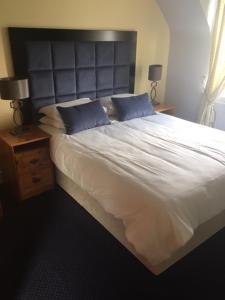 Cama ou camas em um quarto em Keanes of Curraheen, Bar, Restaurant & Accommodation