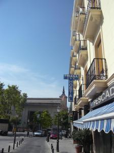 un panneau indiquant la rue sur le côté d'un bâtiment dans l'établissement Hostal Triana, à Madrid