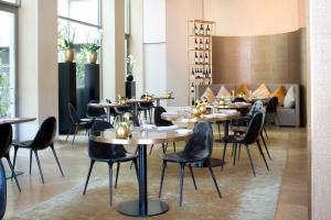 Un restaurant u otro lugar para comer en Rosa Grand Milano - Starhotels Collezione