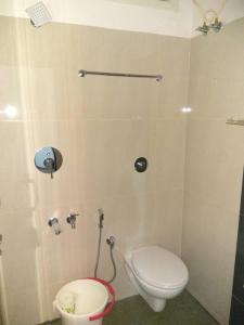 Baño pequeño con aseo y lavamanos en Aashraya Homestay, en Mysore