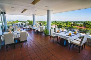 Un restaurante o sitio para comer en Mondial Hotel Hue