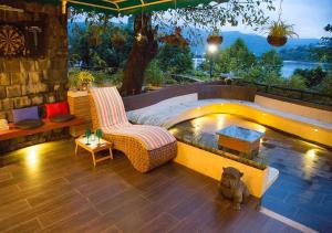 Ruang duduk di Lavasa Luxury Deck Apartment