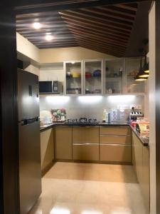 Dapur atau dapur kecil di Lavasa Luxury Deck Apartment