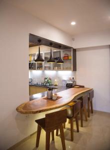 Dapur atau dapur kecil di Lavasa Luxury Deck Apartment