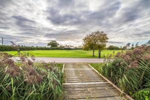 een trap naar een golfbaan bij Mendip Spring Golf and Country Club in Churchill