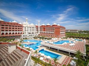 Πισίνα στο ή κοντά στο Royal Taj Mahal Hotel