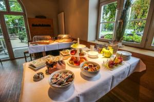 a table with a bunch of food on it at Volkspark in Bamberg