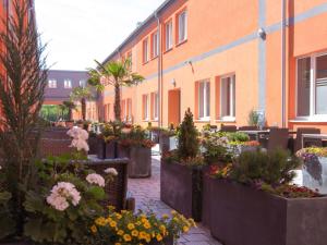 A garden outside WinRooms "hotel&appartement"