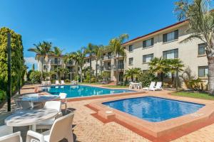 The swimming pool at or close to Great Eastern Motor Lodge