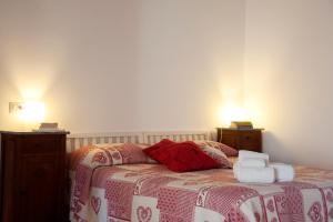 una camera con un letto con due luci accese di Agriturismo Fontetrilla a Orbetello