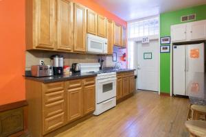 Una cocina o cocineta en Wrigley Hostel - Chicago