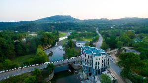 widok z powietrza na most nad rzeką w obiekcie Gelati Tower w mieście Gelat'i