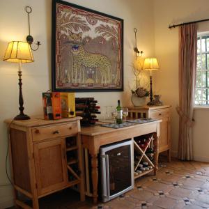 una habitación con una mesa y una pintura en la pared en York Lodge, en Harare