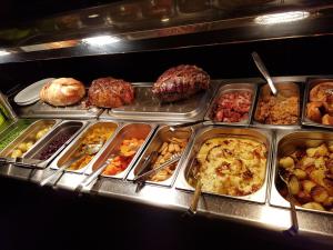 um buffet com muitos alimentos diferentes em bandejas em Tyacks Hotel em Camborne