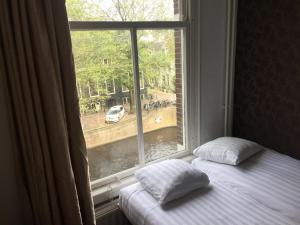 Llit o llits en una habitació de Hotel Amsterdam Inn