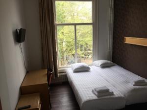 Llit o llits en una habitació de Hotel Amsterdam Inn