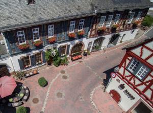 una vista sul soffitto di un edificio con fiori alle finestre di Hotel und Weinhaus Zum Krug a Eltville