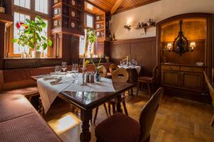 una sala da pranzo con tavolo e sedie di Hotel und Weinhaus Zum Krug a Eltville