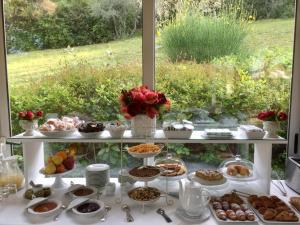 um buffet de comida numa mesa em frente a uma janela em Marignolle Relais & Charme - Residenza d'Epoca em Florença