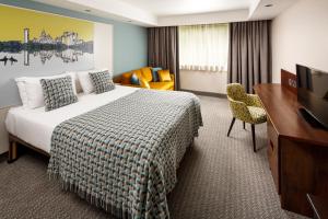 Cama ou camas em um quarto em Mercure Swansea Hotel