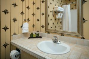 Un baño de Plaza Inn & Suites at Ashland Creek