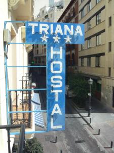 un panneau bleu qui dit traniosaosa dans une rue dans l'établissement Hostal Triana, à Madrid