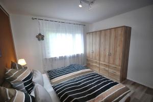 a bedroom with a bed and a window at Gästehaus Spengler in Celle