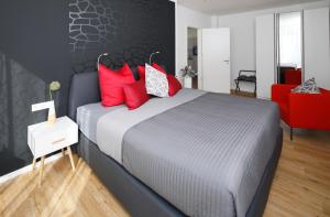 Una cama o camas en una habitación de Penthouse-Appartements Freiburg