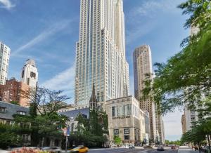 une ville avec de grands gratte-ciels dans une rue de la ville dans l'établissement Four Seasons Chicago, à Chicago