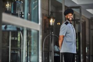 Un homme en uniforme debout dans une rue dans l'établissement Four Seasons Chicago, à Chicago